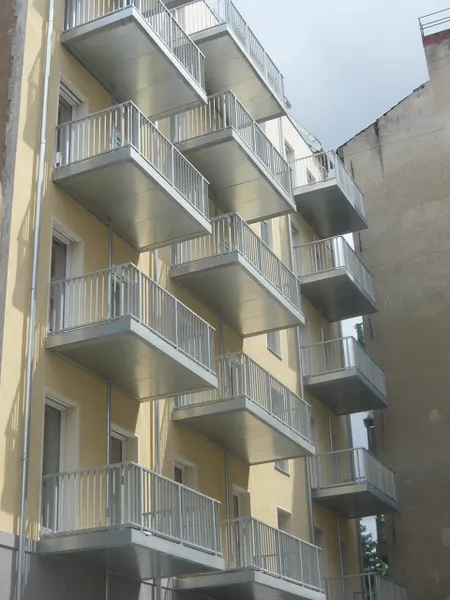 Selten in Mitte: Ruhige 3-Zimmer-Altbauwohnung mit zwei Balkonen — photo 1